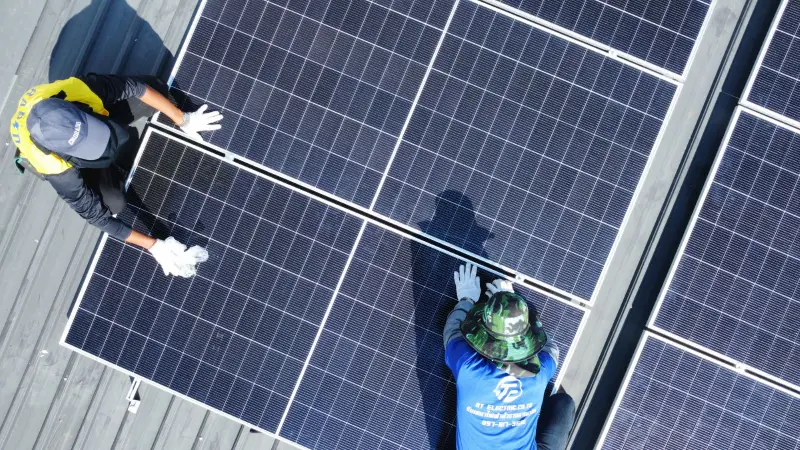 ช่าง BT Solar ติดตั้งแผงโซลาร์เซลล์บนหลังคา