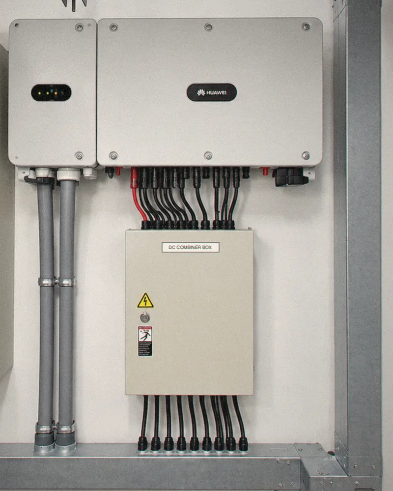 อินเวอร์เตอร์ Huawei สำหรับธุรกิจ พร้อมตู้ PV Combiner และรางเดินสาย ระบบ C&I